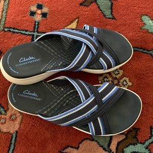Clarks cloudsteppers navy sandals. Size 7, strappy slides.